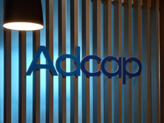 Adcap Logo corporeo recepción