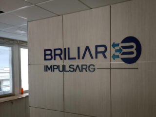 Briliar Logo corporeo recepción